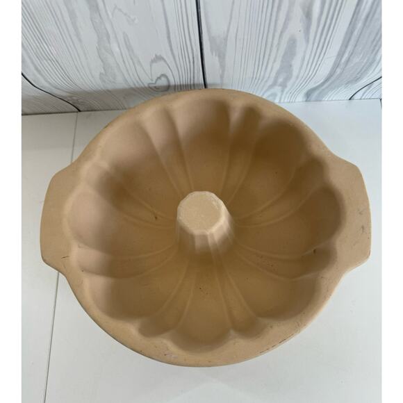 The Pampered Chef Family Heritage Collection Stoneware 10" Fluted Bundt Pan - Picture 2 of 7